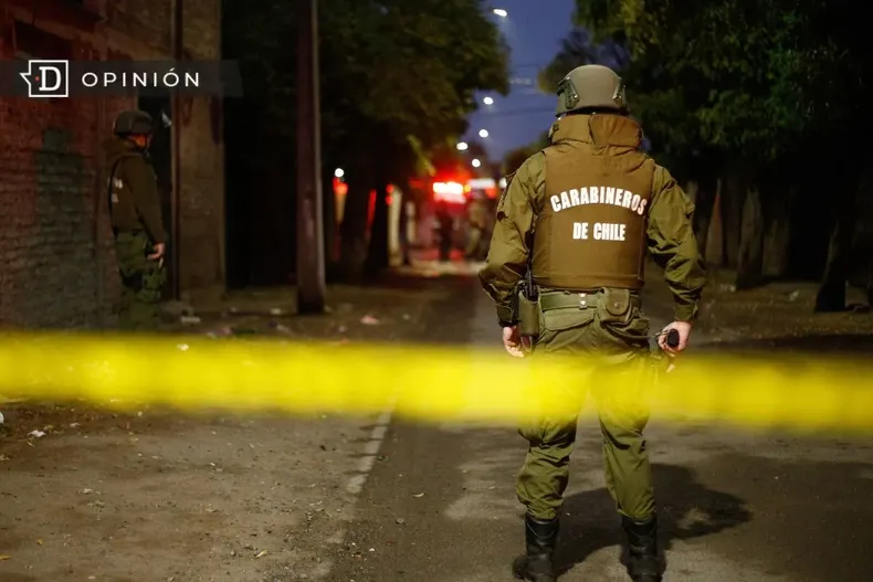22092 carabineros en terreno tras una huincha amarilla.webp