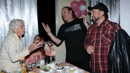 Motor, alma y rock: La emotiva historia de la abuela Nelly y su cumpleaños 90 cantando junto a La Renga
