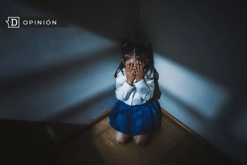 8998 una nina en un rincon de una pieza acuclillada y tapandose l.webp