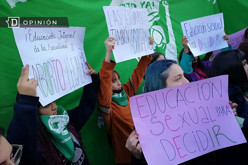23962 protesta feminista con carteles por la educacion sexual.webp