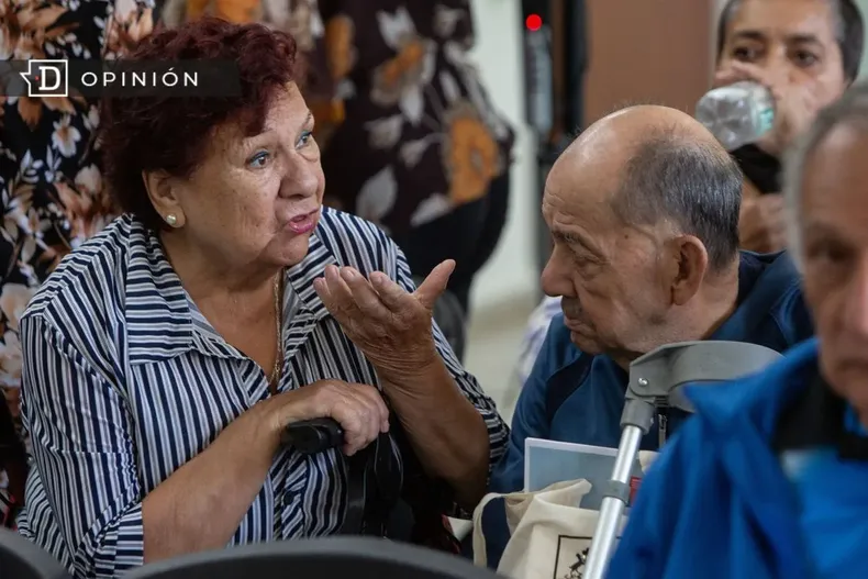 26542 personas de la tercera edad conversando.webp