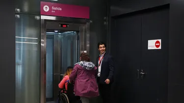 Exigen a Metro de Santiago soluciones urgentes ante reclamos por falta de accesibilidad en estaciones