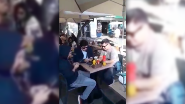 VIDEO| ¿Esa es su forma de ganarse la plata, quitándome la pega a mi?: La funa de vendedor ambulante a fiscalizadores de Providencia
