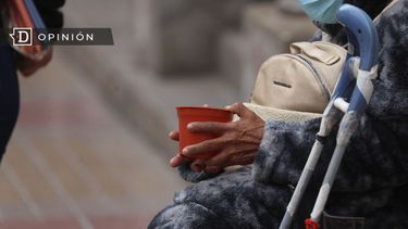 El Desconcierto | 4143 imagen de una adulta mayor pidiendo dinero en la calle.jpg