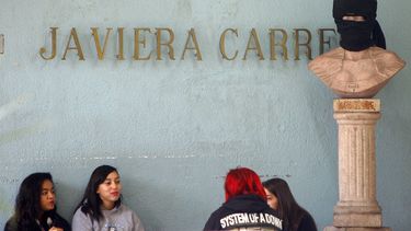 Estudiante mapuche del Liceo Javiera Carrera denuncia que no le permitieron usar su vestimenta originaria en licenciatura