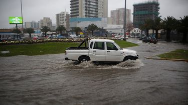 ¿Ahora sí? MeteoChile anuncia chubascos para Santiago y temporal en el centro sur