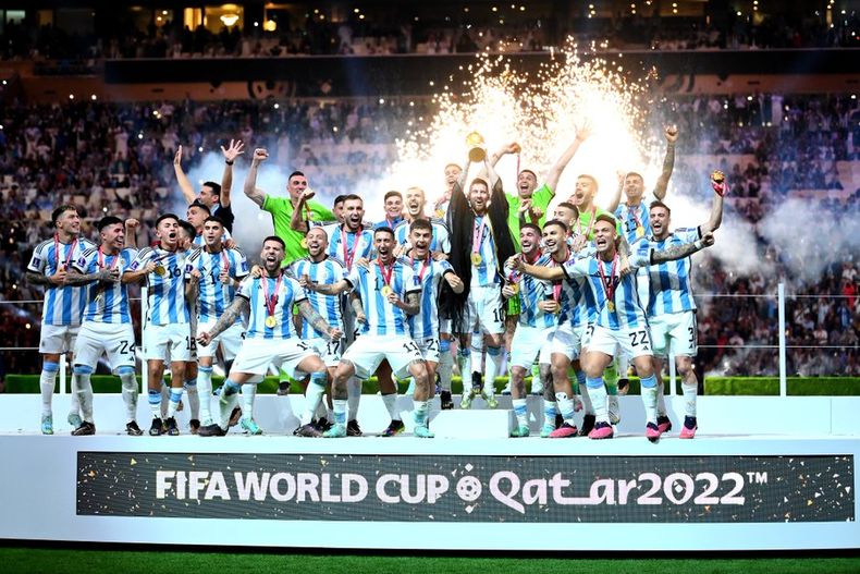 argentina levanta copa.jpg
