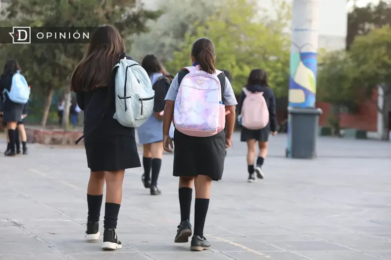 16975 estudiantes caminando al colegio.webp