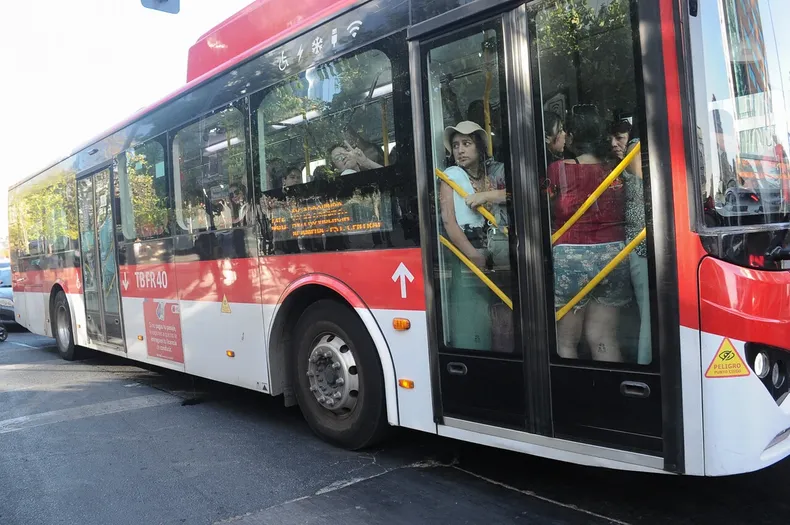 chofer de micro cerro puertas con pasajera bajando y la arrastro varios metros corte ordena pagarle mas de 50 millones.webp