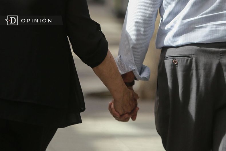 6709 zoom a las manos tomadas de una pareja de ancianos que camin.jpg