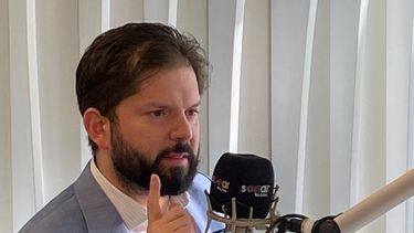 “Imperfecto”, sin épica y con tutelaje: Pese a todo, Boric defiende acuerdo constitucional