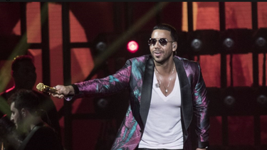 Romeo Santos hizo que una fan tocara su entrepierna en pleno concierto