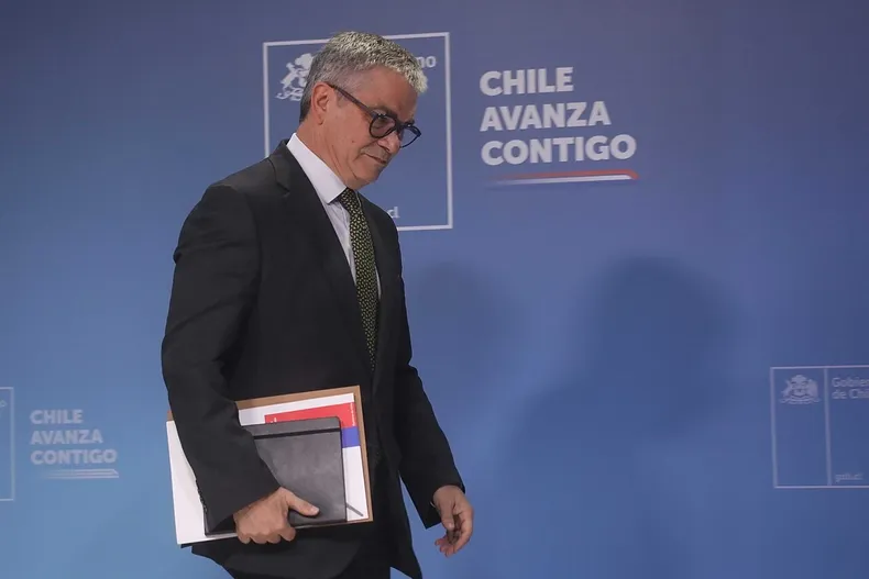 sorpresa en la moneda mario marcel presenta su renuncia como ministro de hacienda por motivos personales.webp