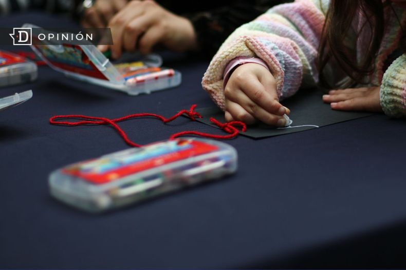 4953 manos de una nina dibjando en una mesa.jpg