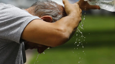 Taquicardia y desmayos: ¿Cómo atender a un adulto mayor afectado por golpe de calor?