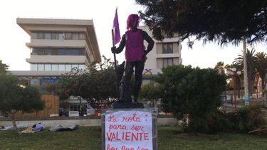 Anda a laar vó: La intervención feminista de Las Kalatas en estatua del Roto Chileno en Arica