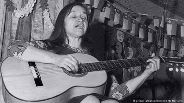 Habría que embanderar desde Arica a Magallanes: Cuna de Violeta Parra la homenajea en su estilo