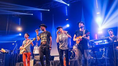 Salsa, timba y hip hop: La apuesta musical consciente y con ritmo de la banda chilena Moral Distraída
