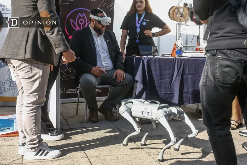 25724 feria con robots y anteojos de realidad aumentada.webp