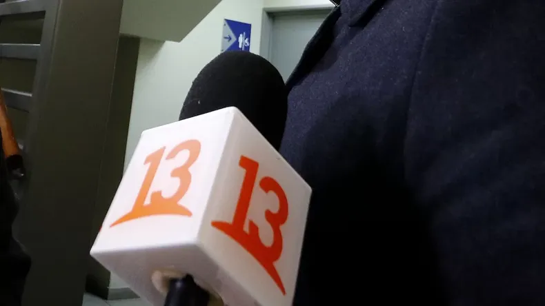 la historia del hombre exhibido por error como autor de choque donde murieron 2 carabineros canal 13 recibio multa.webp