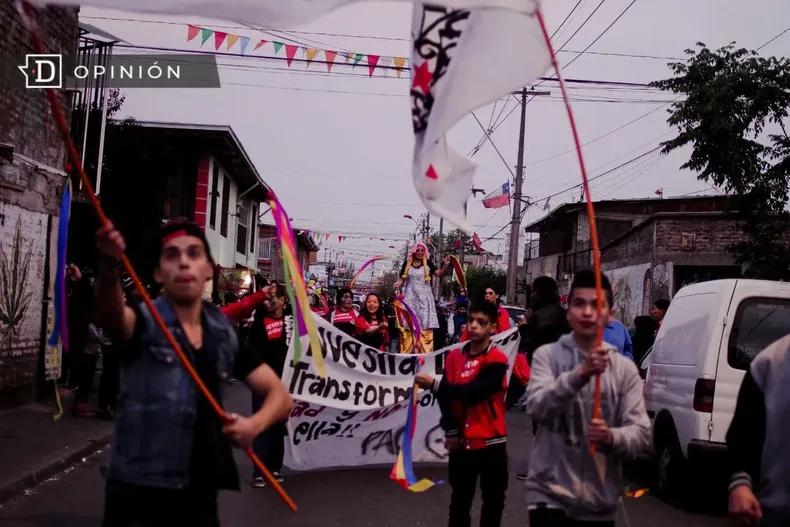 25047 jovenes celebrando un aniversario en la poblacion la victori.webp