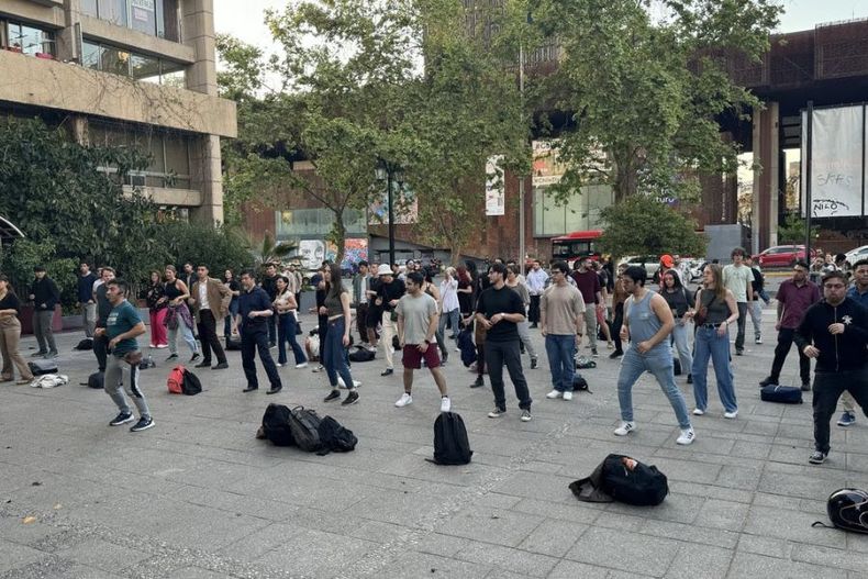 con clases gratis de salsa o hip hop  gam se transforma en la pista de baile mas grande de santiago.jpg