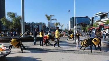 Lanzan campaña de protección a las abejas con intervención urbana en Plaza Egaña