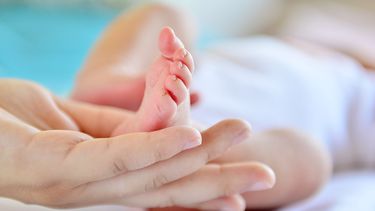 Bebé más grande de Chile es trasladado a Santiago: Pesó más de 7kg y está en riesgo vital
