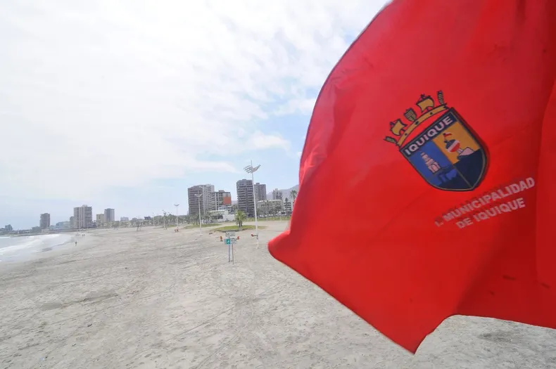 sufrio heridas en las piernas al caer en camara de alumbrado publico municipio de iquique obligado a pagar 2 millones.webp