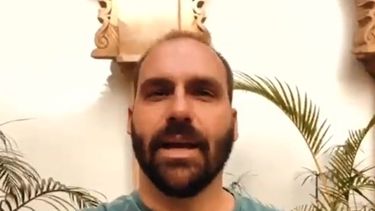Denuncian a hijo de Bolsonaro por burlarse de periodista torturada en 1972