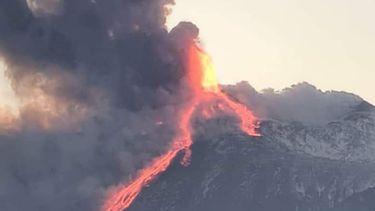 Las sorprendentes imágenes y videos que dejó la erupción del volcán Etna: Catania cierra su aeropuerto