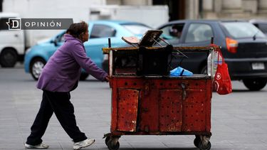El Desconcierto | 6275 imagen de una senora empujando un carrito de sopaipillas en .jpg