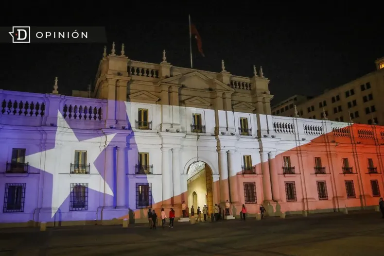 28895 la moneda con una bandera chilena proyectada en sus paredes.webp