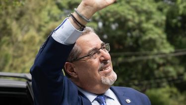 Presidente de Guatemala advierte de la combinación fatal en Ecuador entre corrupción y crimen organizado