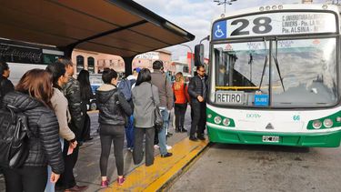 alza de combustibles reduce 30% flota de micros en argentina y mas de 100 mil choferes se suman a uber