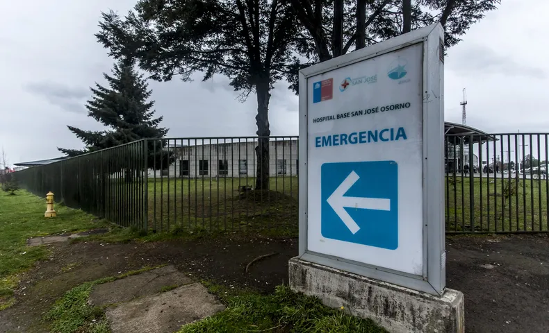 22091 foto de entrada a la emergencia del hospital de osorno.webp