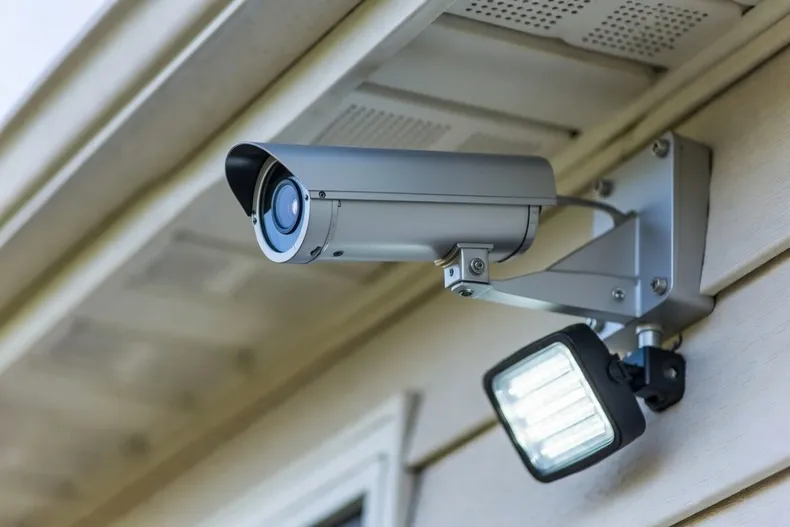 mujer acuso a vecino de instalar camara y foco led que apuntaban a su ventana y patio corte solo ordeno ajustar la iluminacion.webp