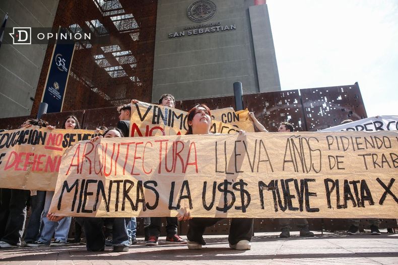 10818 protesta de estudiantes en la entrada de la universidad san .jpg