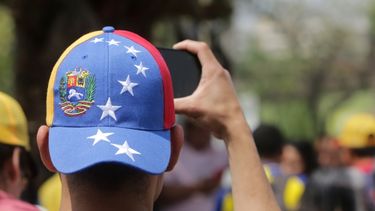 Venezolanos en Chile: Amnistía defiende migración y critica asociación con delincuencia