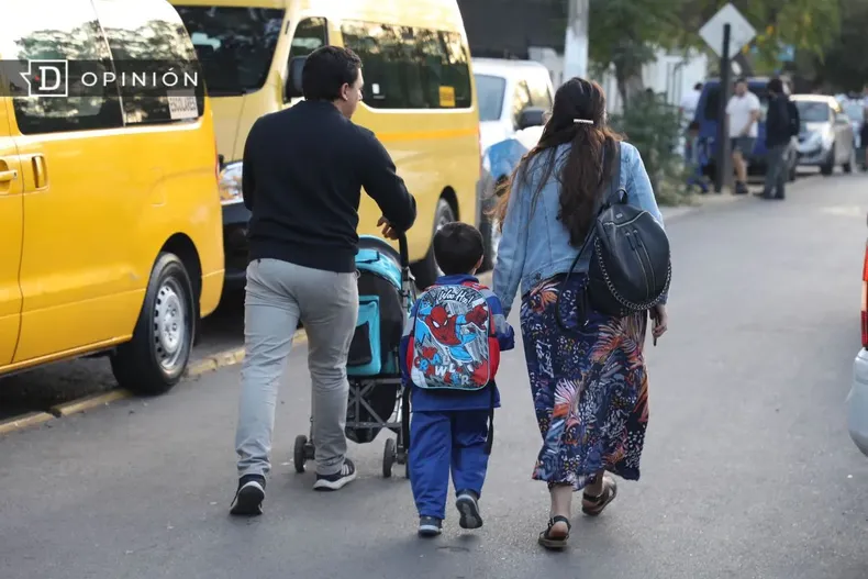 17529 familia caminando con su hijo al colegio.webp