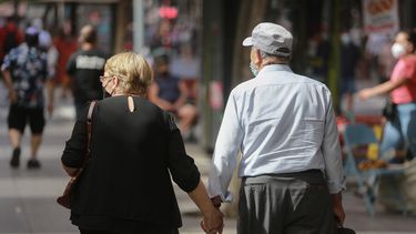 Frente a inminente envejecimiento de la población estiman alza de seguros de salud y pensiones