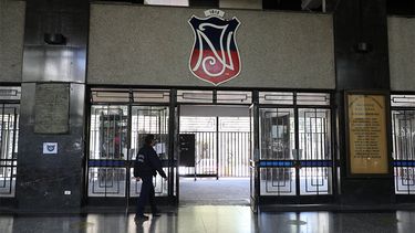 Hassler anuncia inversión para Instituto Nacional y acusa promesa incumplida de Alessandri