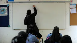 Profesora se quemó gravemente tras encender horno en mal estado de liceo técnico: Deberán indemnizarla con $140 millones