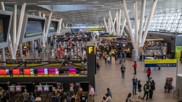 El Desconcierto | tras rechazar propuesta trabajadores del aeropuerto de santiago iniciaran paro este jueves.png