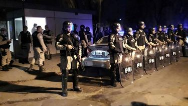 “Cállate, puta de mierda: Prefectura argentina abusó de una mujer y apaleó a un joven durante operativo ilegal en la villa 21