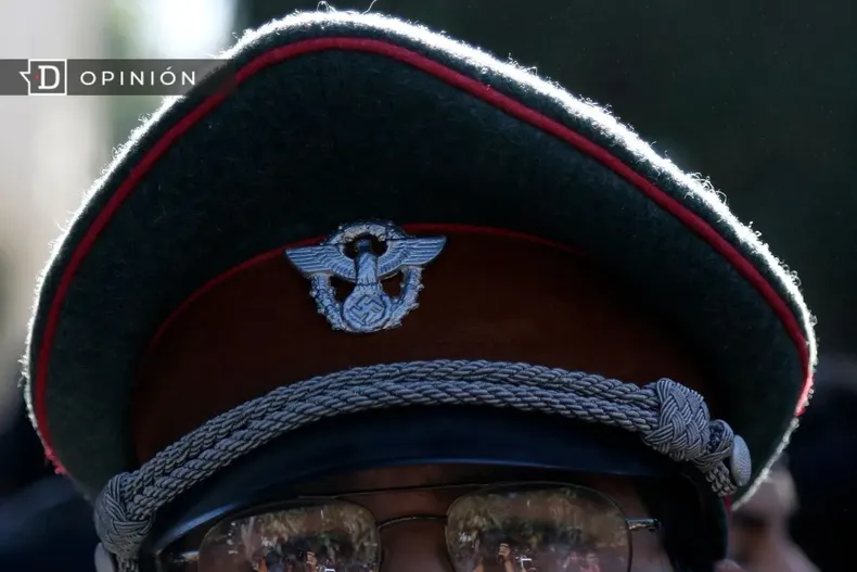 12998 zoom a gorra nazi de persona en una marcha.webp