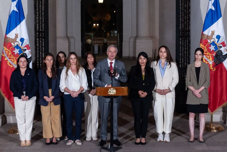 Foto de José Antonio Kast con ministras y ministros (2)