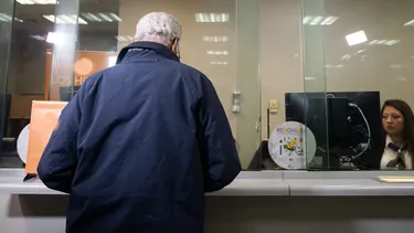 Le están quitando la pensión a gente: Acusan error del IPS que suspendió la PGU a 13 mil adultos mayores