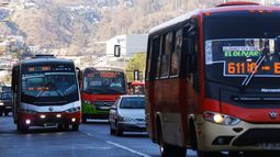 Micros y buses son medio de transporte preferido de chilenos: Un tercio se mueve caminando