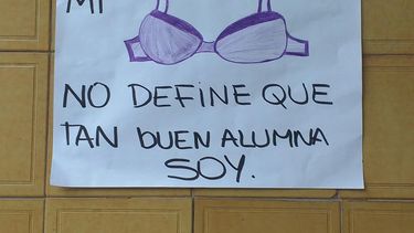 La ropa no define nuestra capacidad: Estudiante argentina fue sancionada por ir sin sostén a la escuela